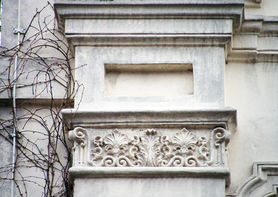 830032 Detail van de linker zijgevel van het voormalige Vinkepand (Vredenburg 40) te Utrecht.